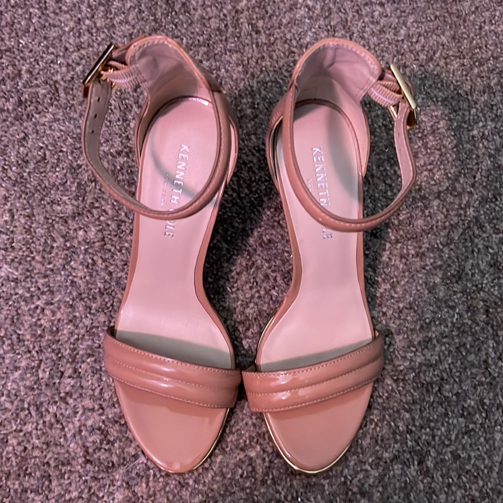 KENNETH COLE BROOKE ANKLE STRAP HEELED SANDAL
